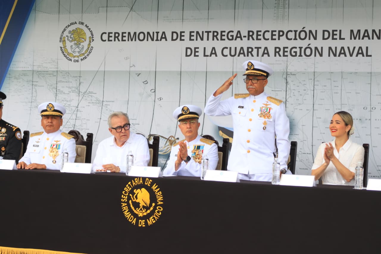 Personas reunidas en un acto ceremonial
