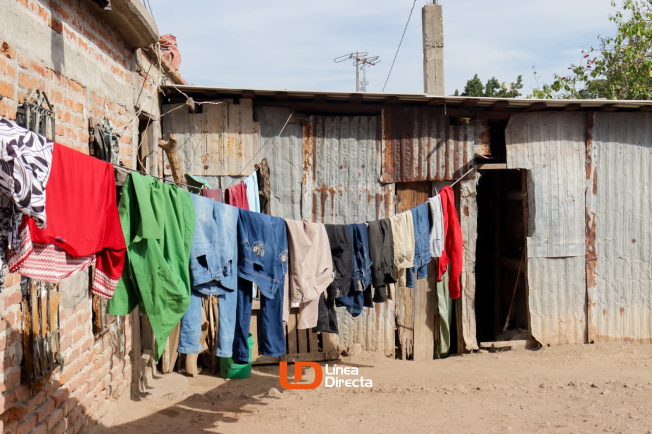 Cuartería con ropa colgada
