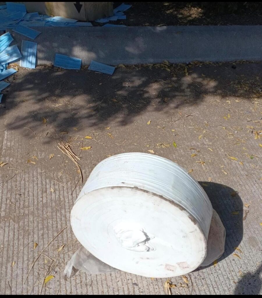 Rollo de tela utilizado para la creación de cubrebocas.