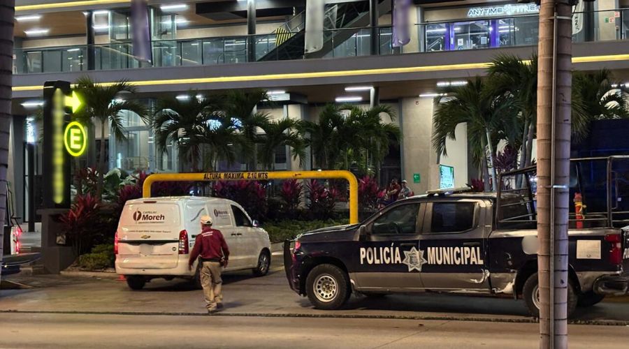 Unidades de cuerpos de emergencia estacionados afuera de un hotel y un elemento caminando