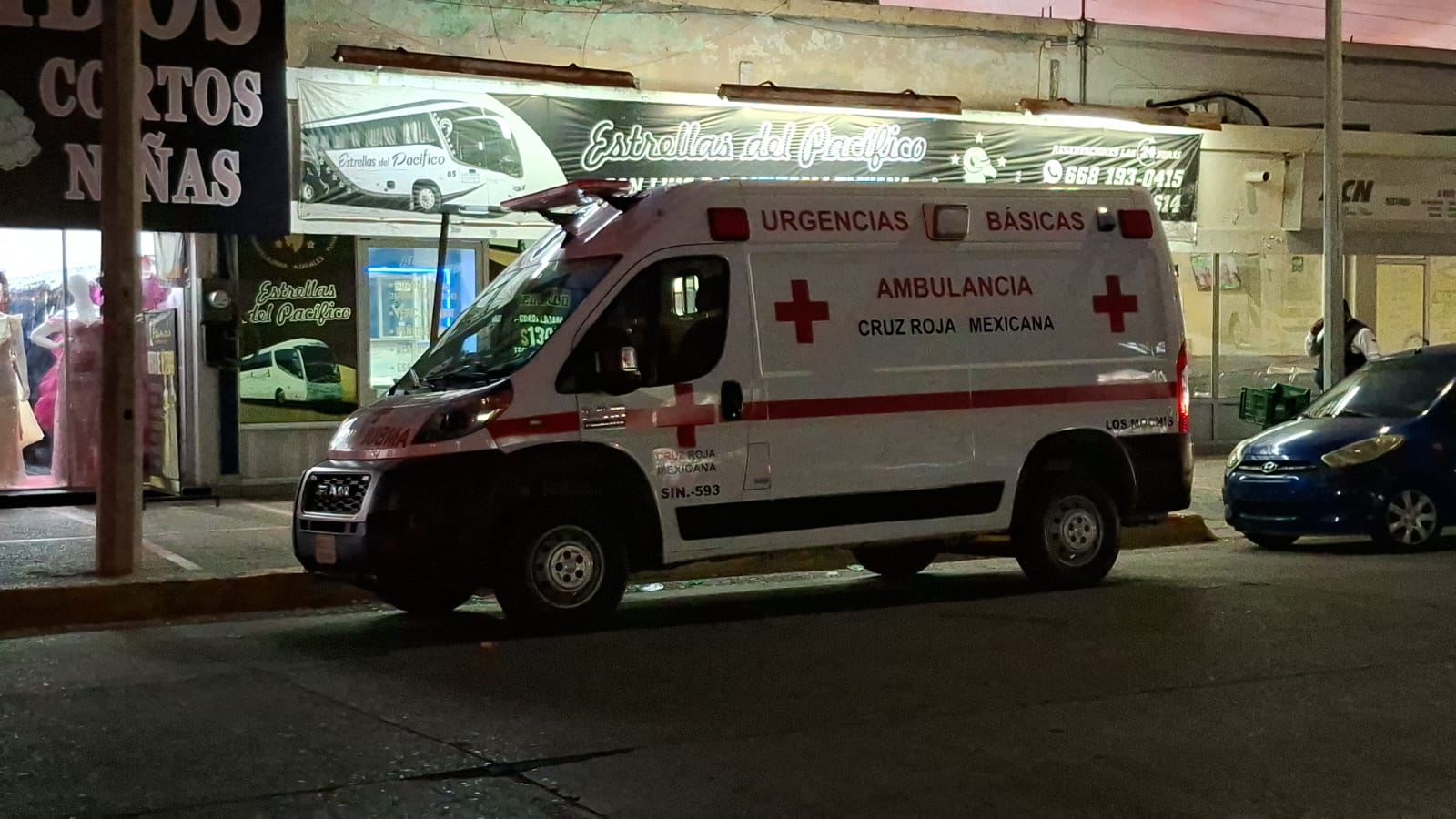 Cruz Roja afuera de la estación de autobuses en donde perdió la vida la adulta mayor.