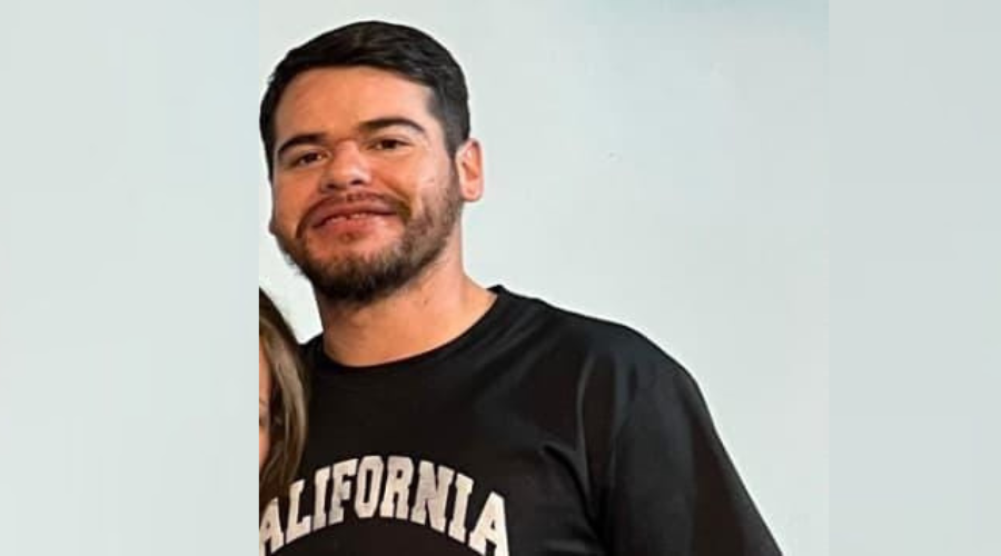Hombre sonriendo posando para la foto