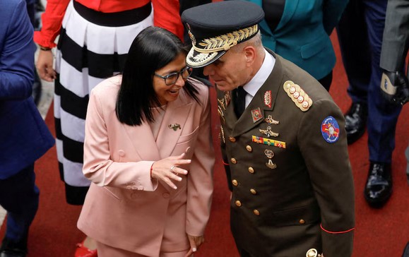 Ejército respalda a Delcy Rodríguez como presidenta interina para la transición en Venezuela