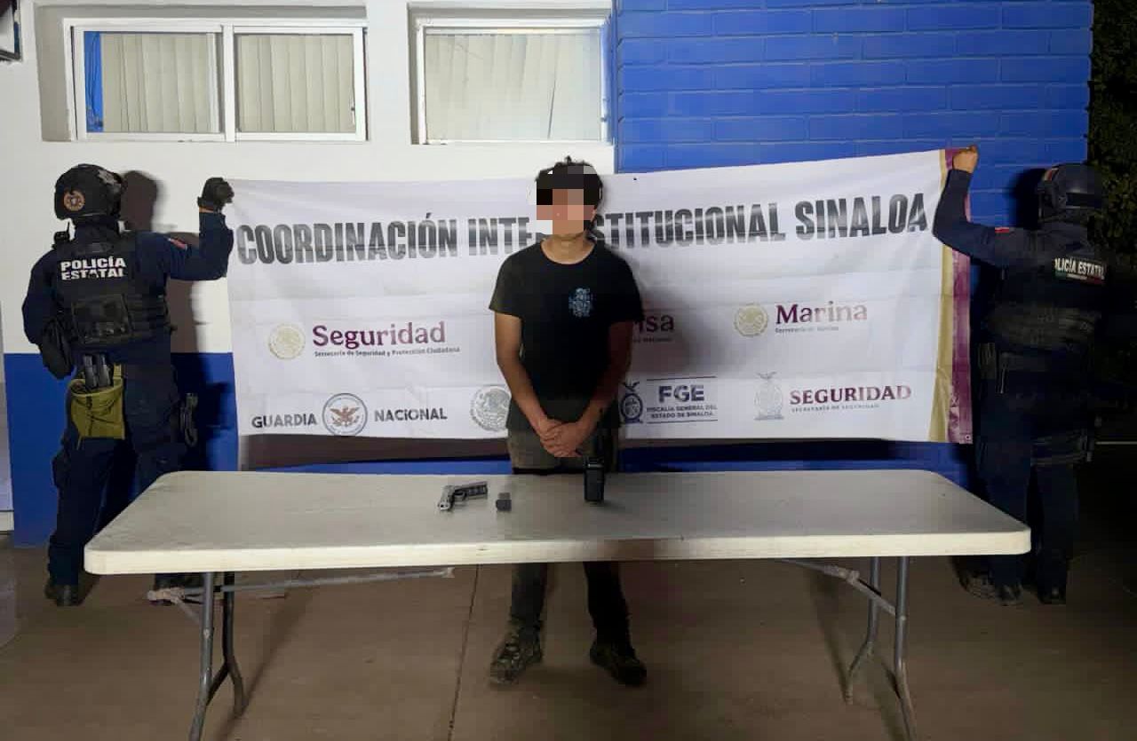Persona detenida con los ojos difuminados