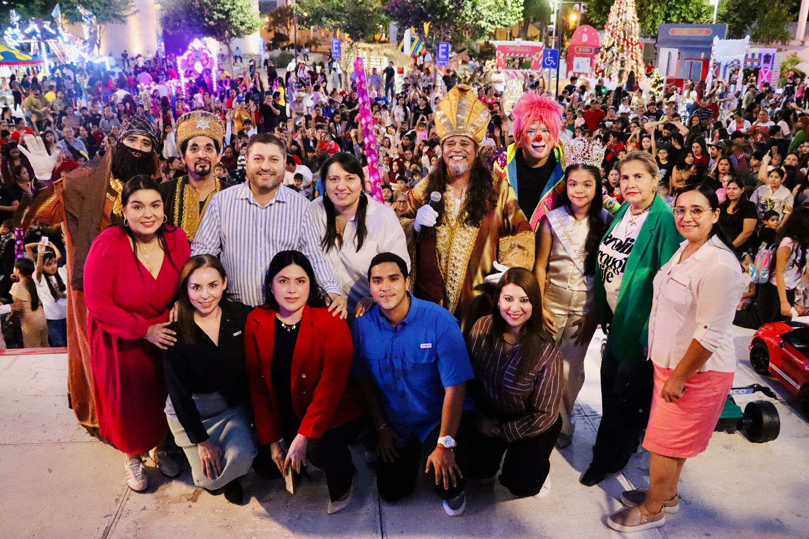 Reyes Magos arriba de un templete junto a el alcalde de Badiraguato