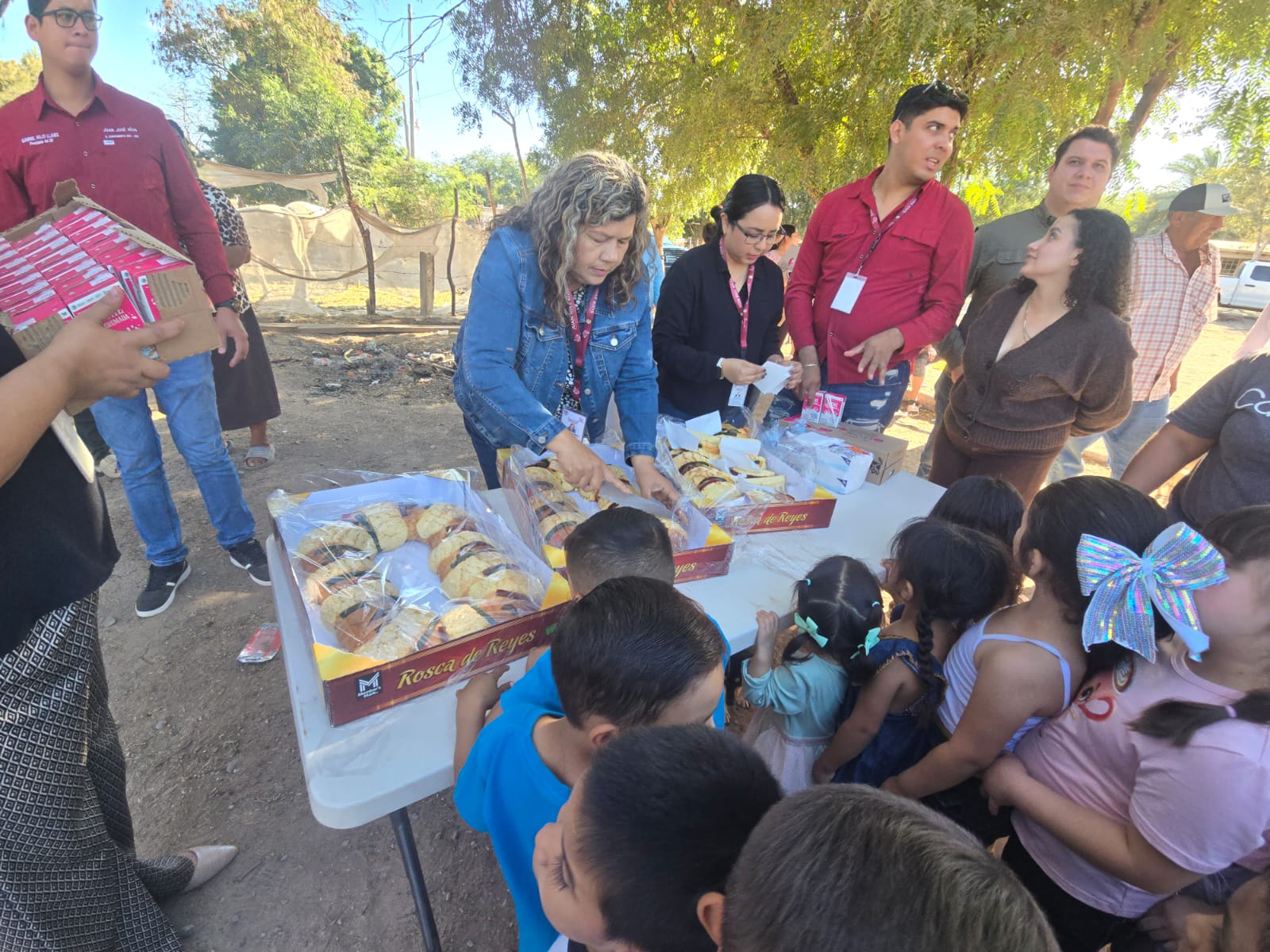 Personal del DIF entregando rosca de reyes a niños