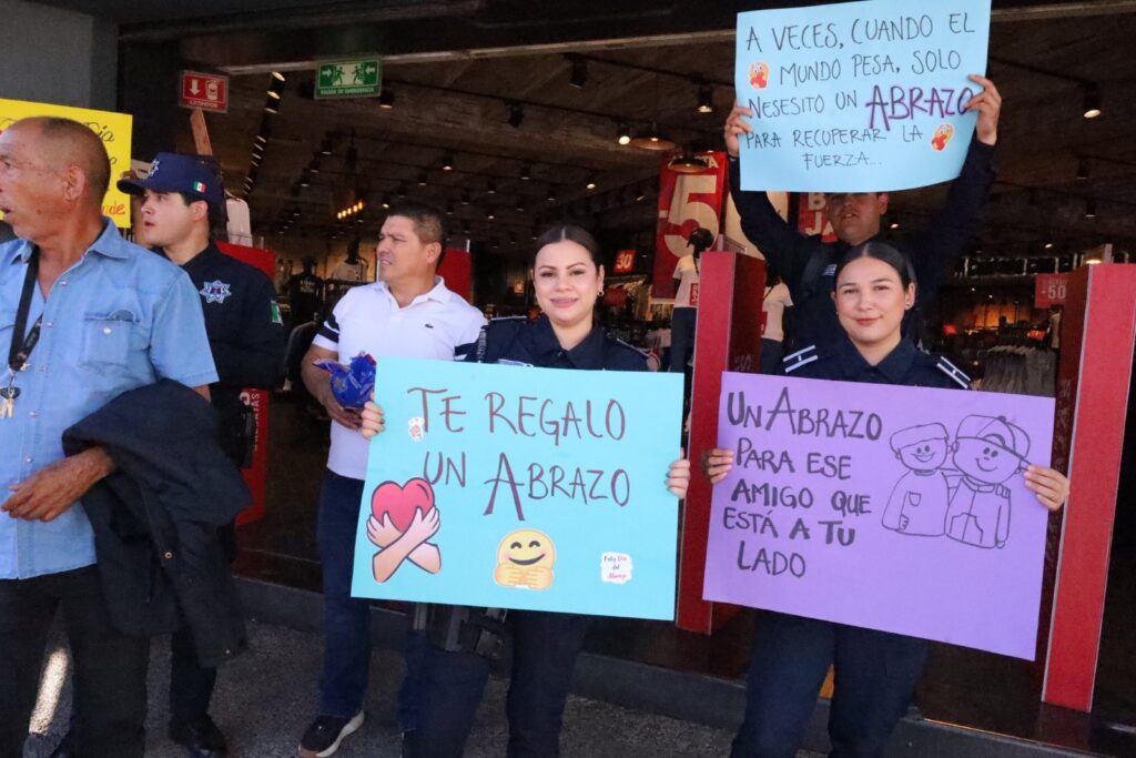 Policías de Guasave dando abrazo