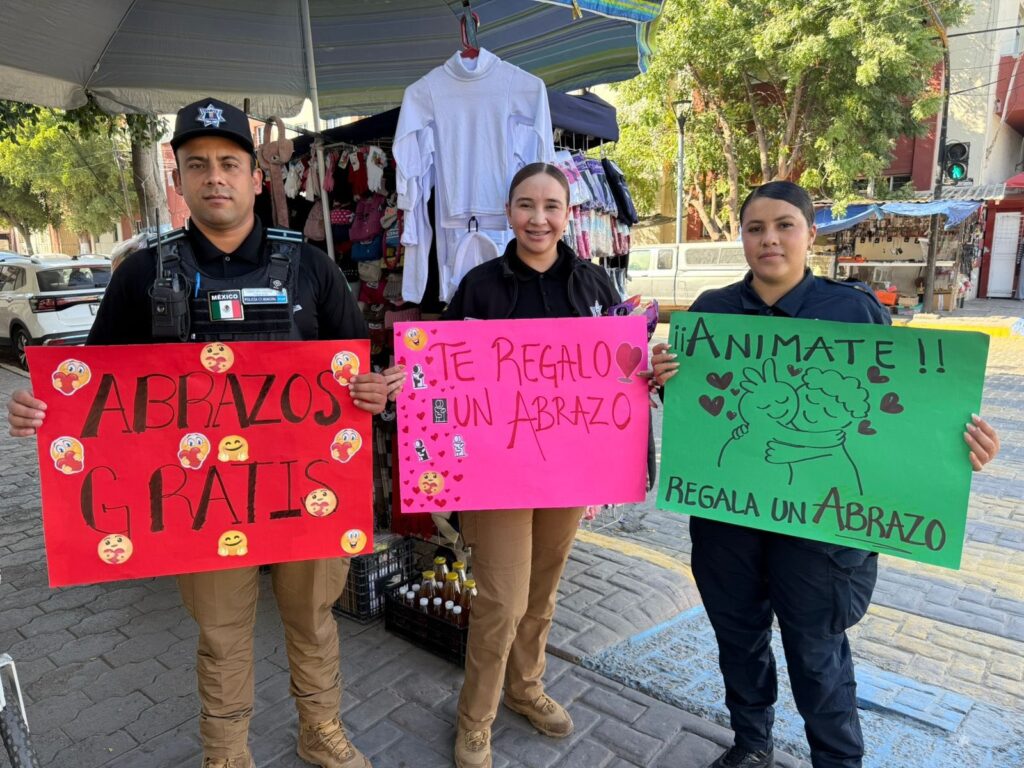 Policías de Guasave dando abrazo