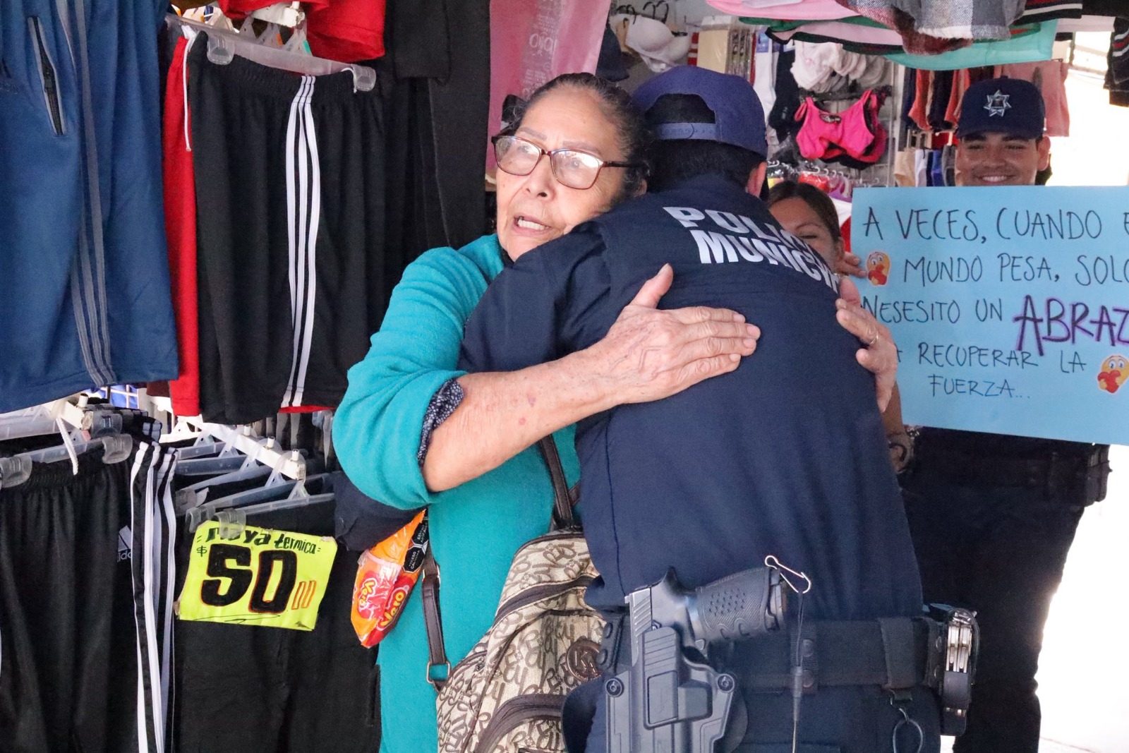 Policías de Guasave brindando abrazo
