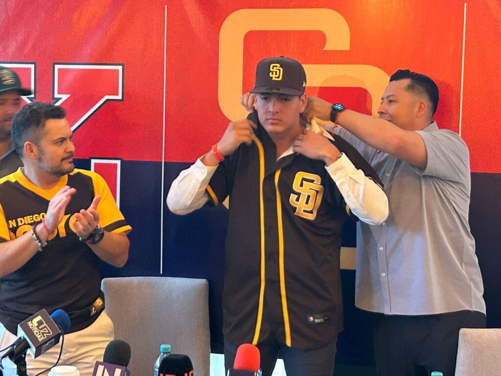 Diego Castelo probándose su jersey de los Padres de San Diego.