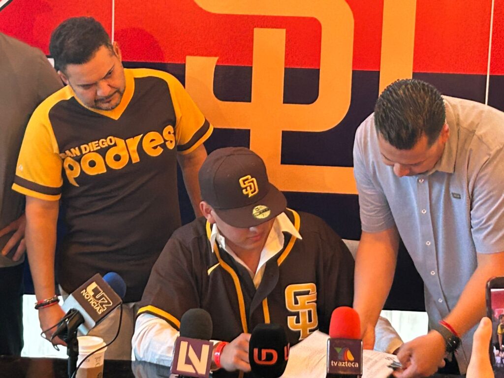 Diego Castelo firmando su contrato con los Padres.