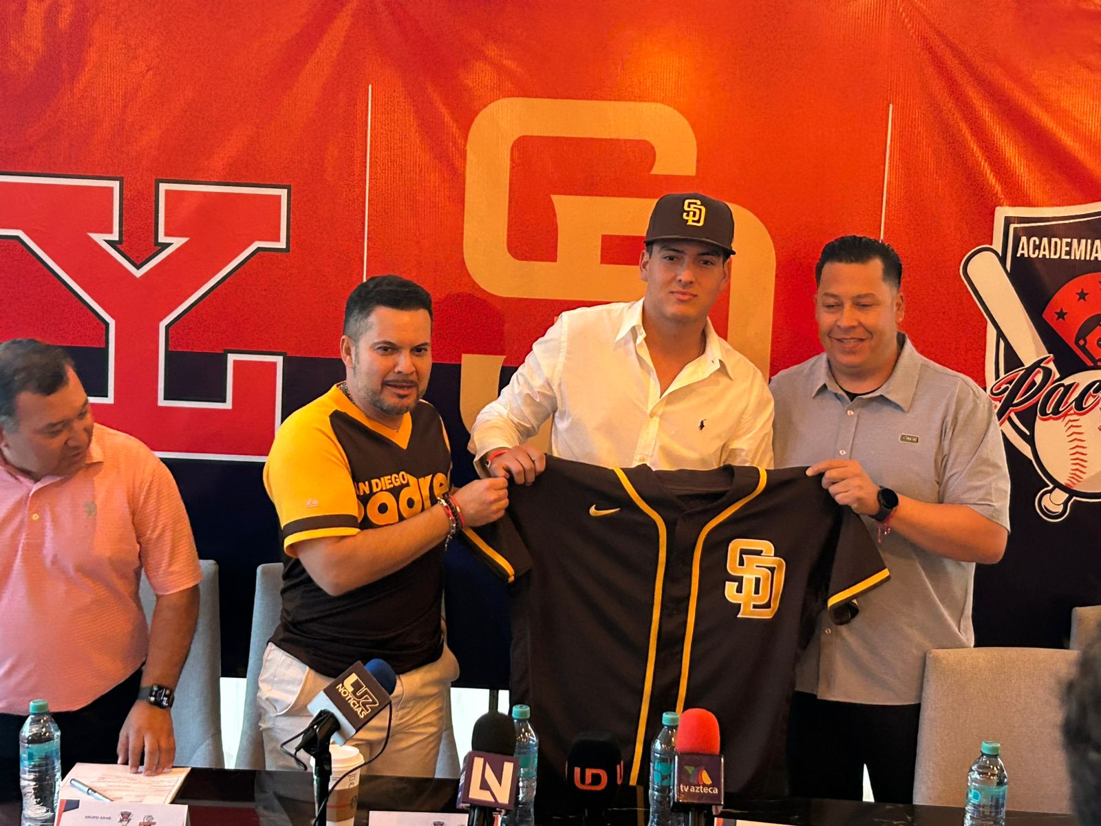 Diego Castelo sosteniendo su jersey de Padres de San Diego,
