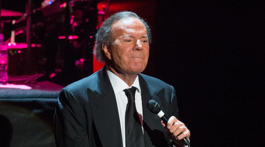 Julio Iglesias.