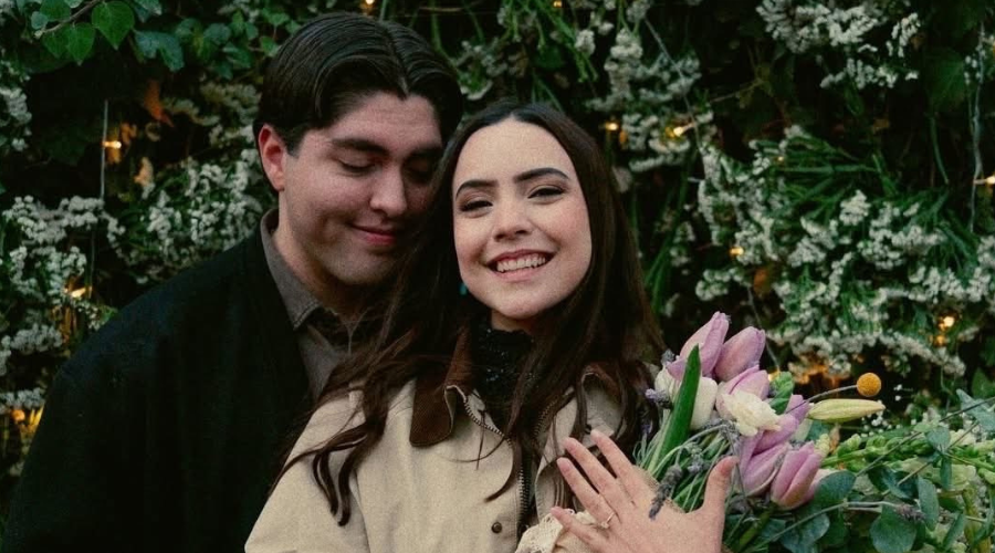 Kevin Kaarl y su novia Ashley Loya anuncian su compromiso.