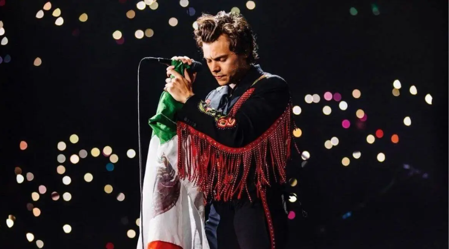 Harry Styles sosteniendo una bandera de México en concierto