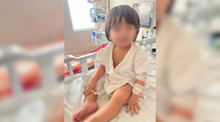 Niño en la cama de un hospital