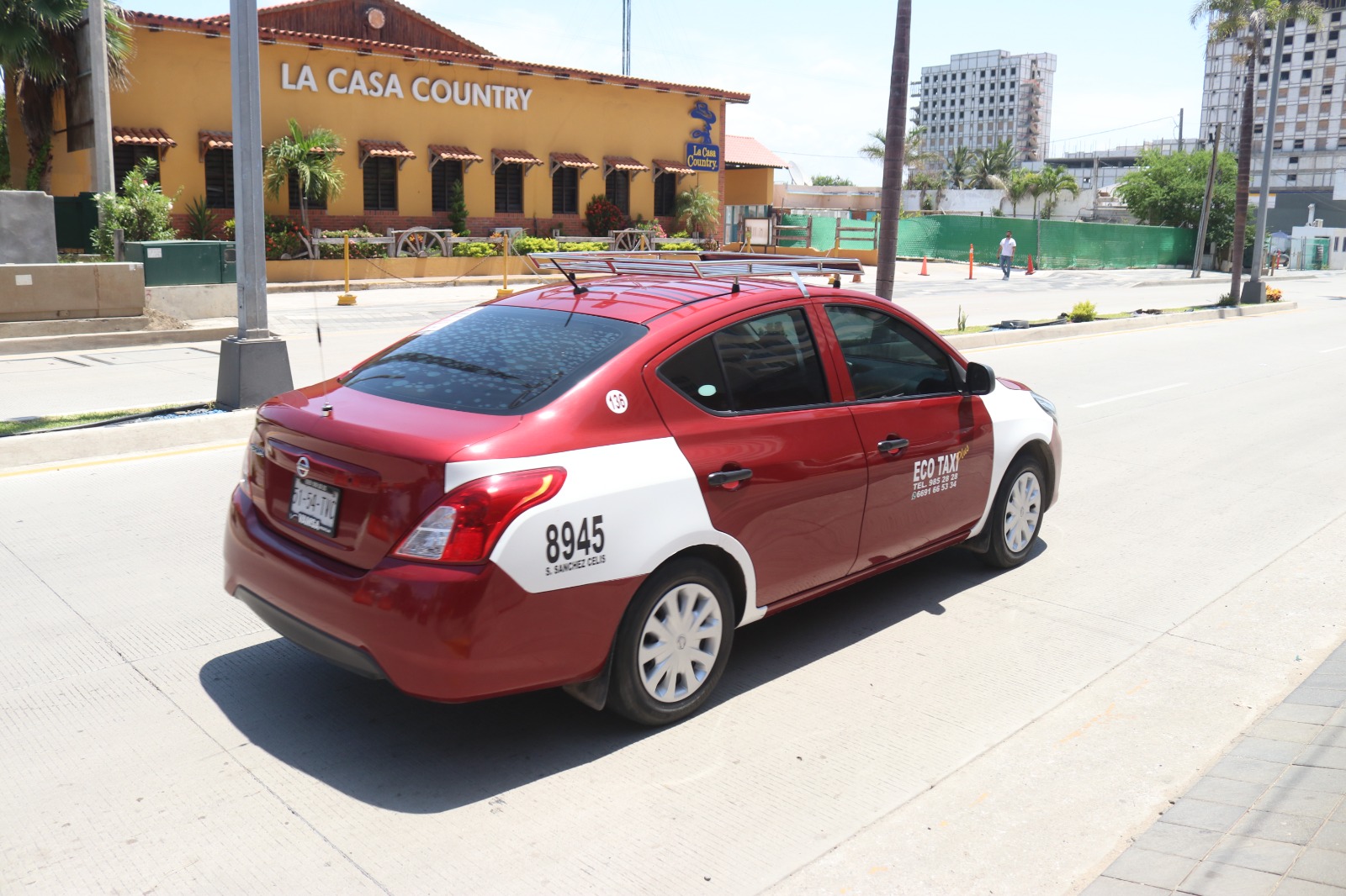Ecotaxi color rojo en una calle