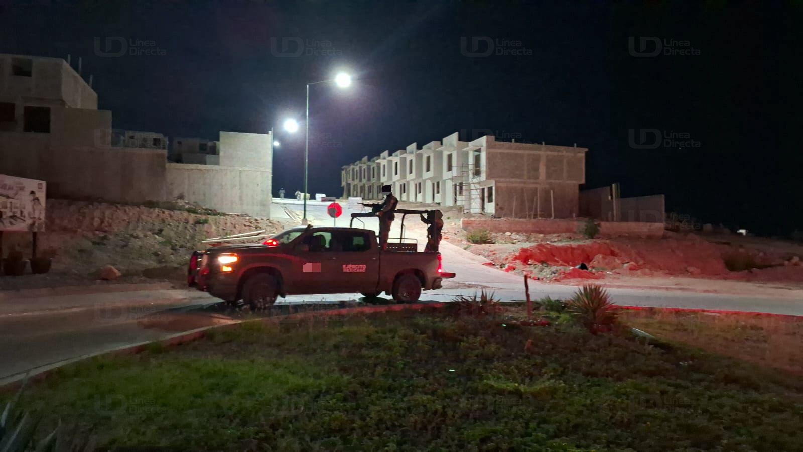 Elementos del Ejército Mexicano en una unidad en una calle de un fraccionamiento en la noche