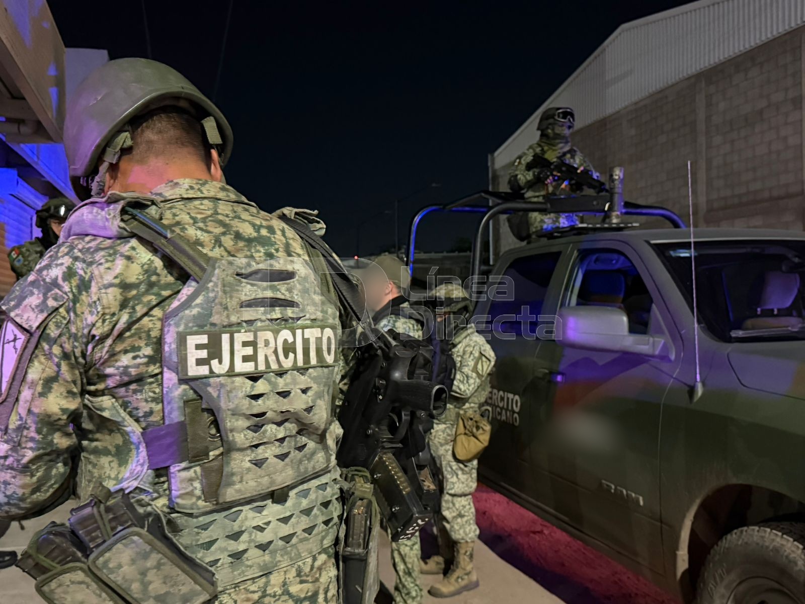 Elementos del Ejército MExicano y una unidad de la misma corporación