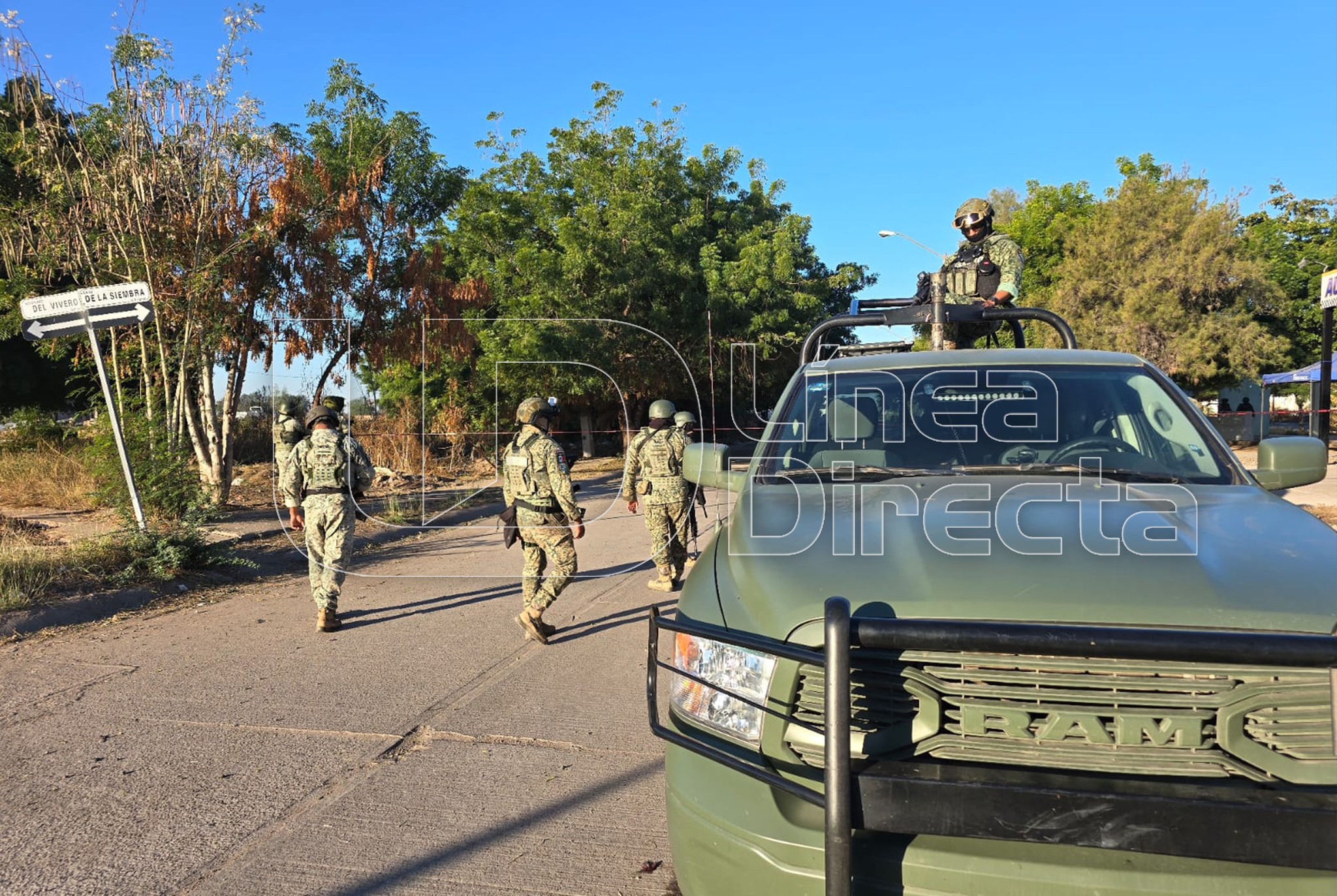 Unidad y elementos del Ejército Mexicano en una calle