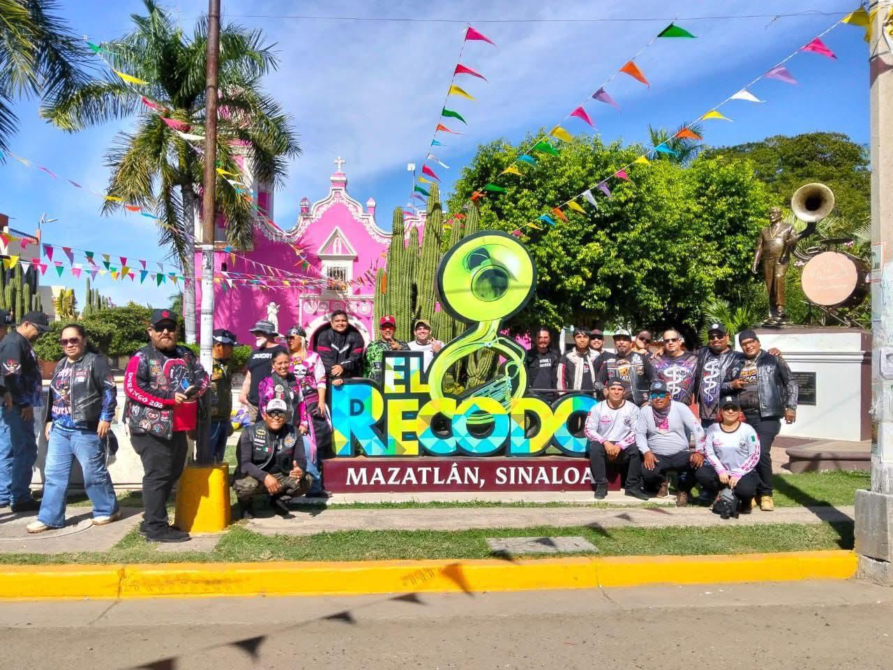 Personas junto a las letras de El Recodo