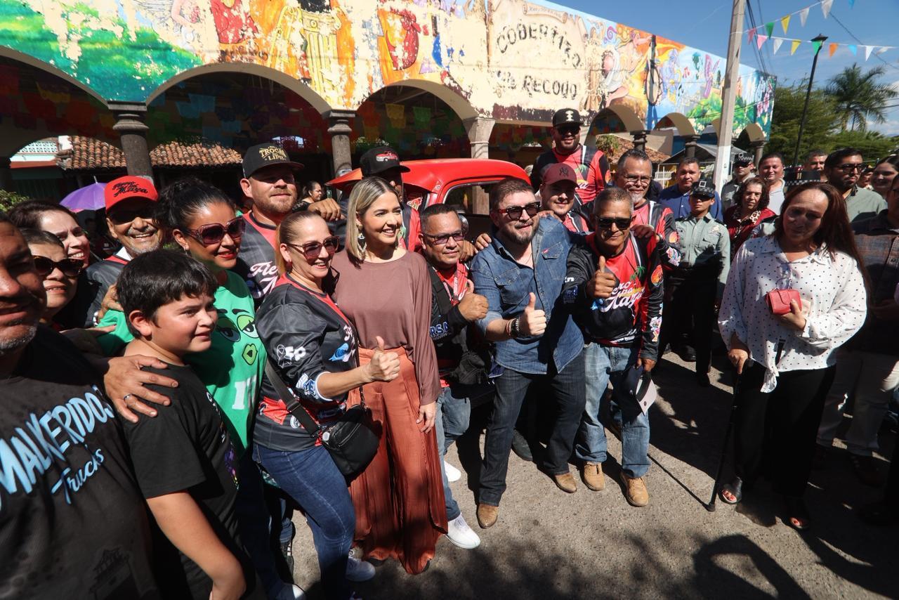 Alcaldesa de Mazatlán junto a un gran numero de personas posando para la foto