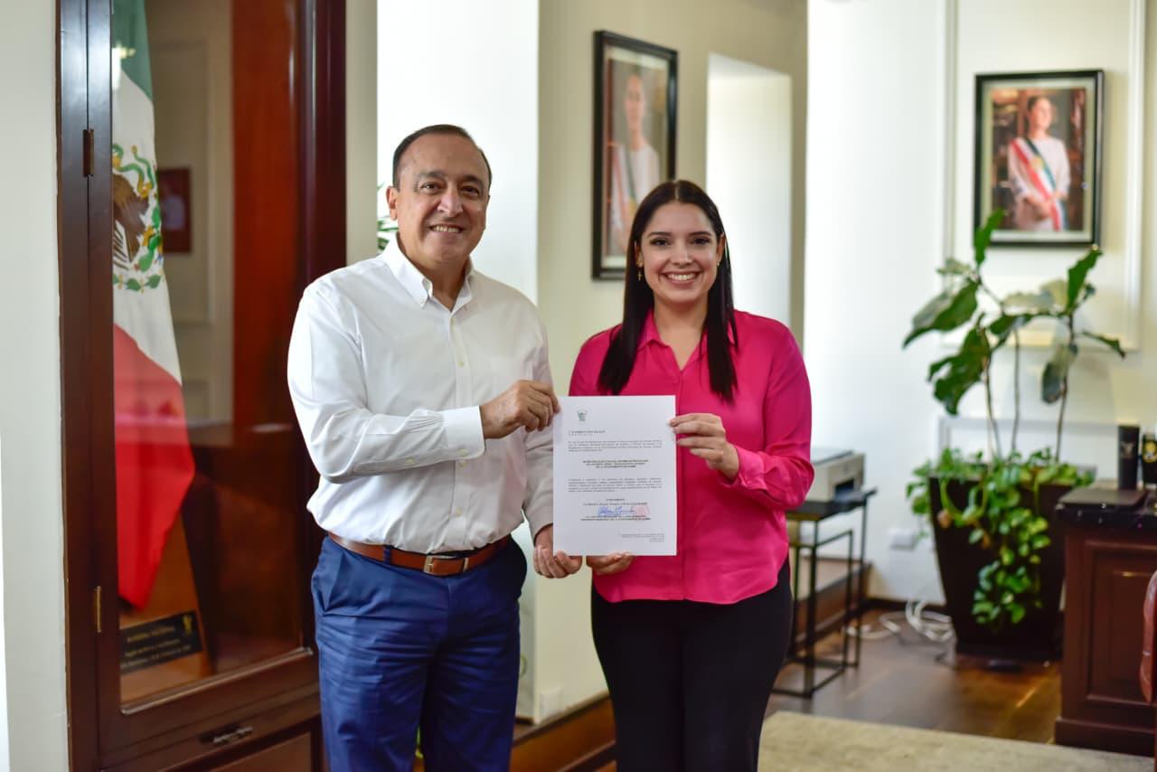Alcalde Antonio Menéndez junto a Elizabeth Chía Galaviz.
