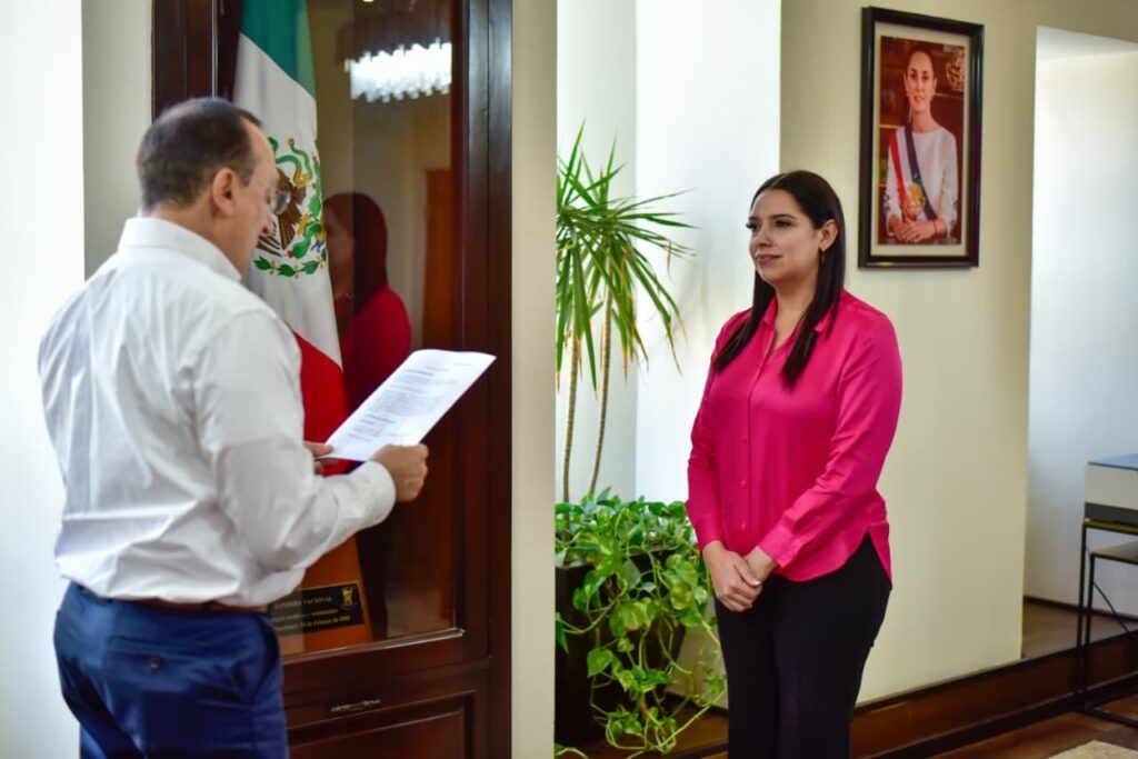 Alcalde tomándole protesta a Elizabeth Chía Galaviz.