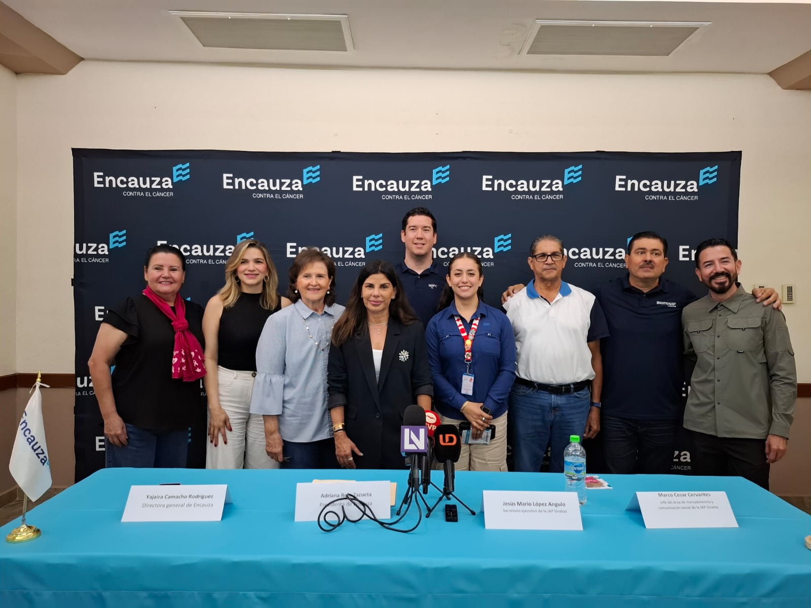 Representantes de Encuza posando para la foto