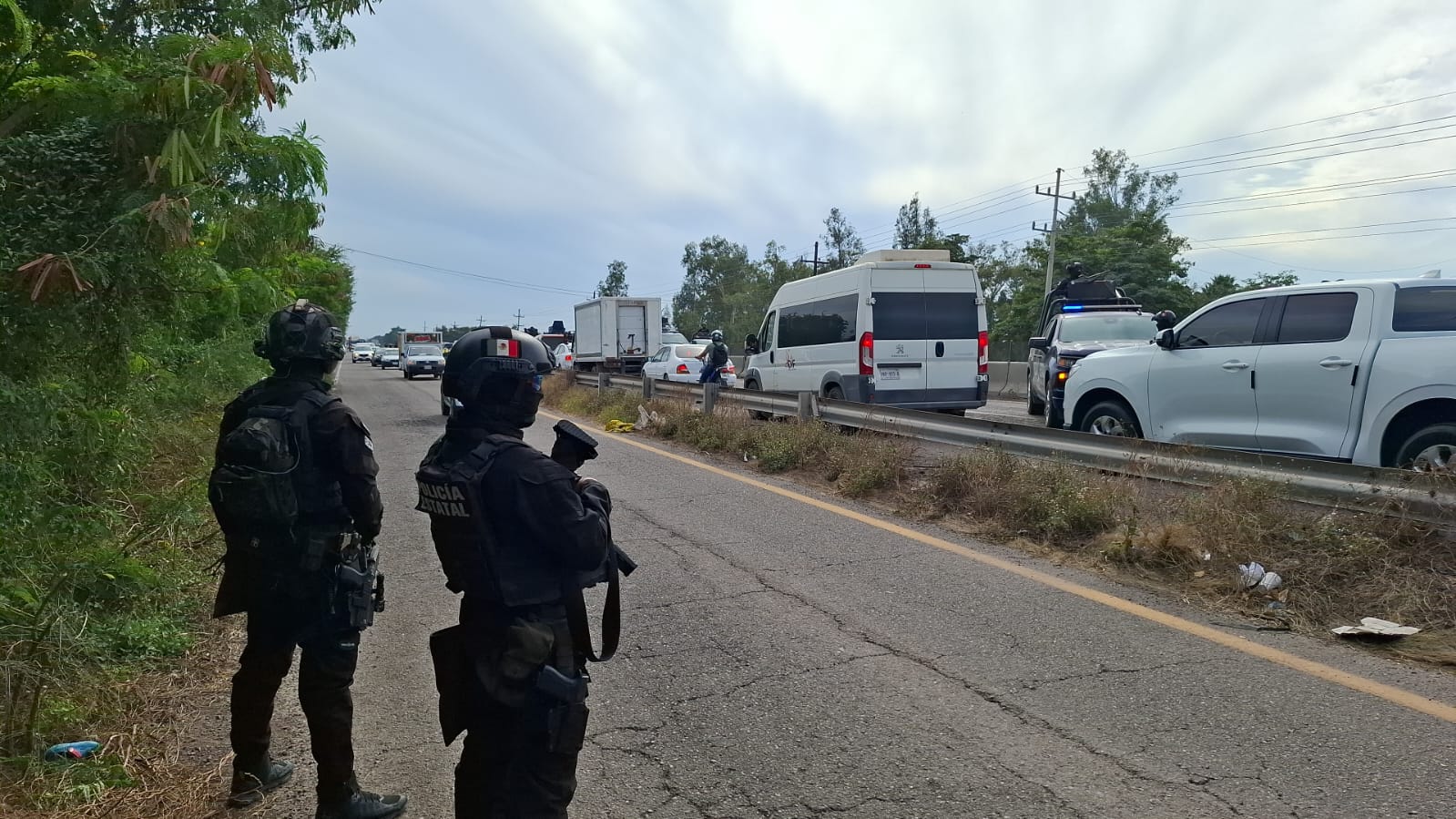 Elementos de seguridad parados en la carretera