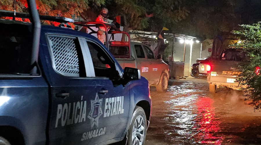 Policías estatales y personal militar en Las Cascadas, al sur de Culiacán