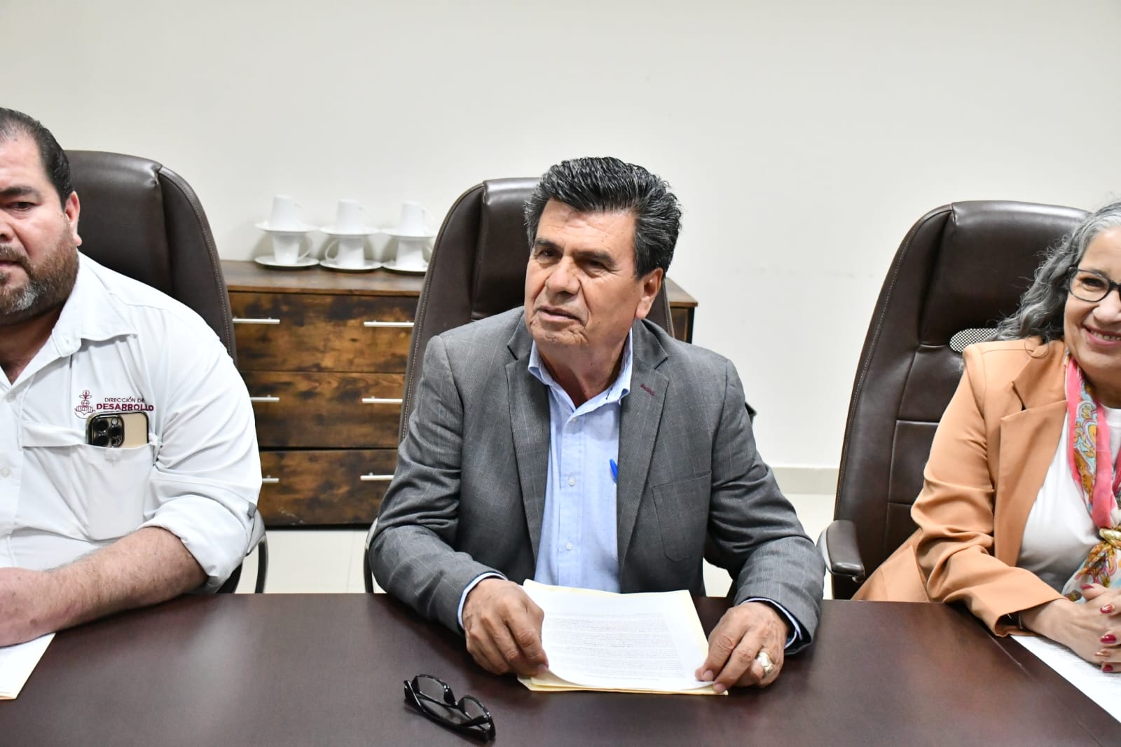 Enrique Parra Melecio en reunión