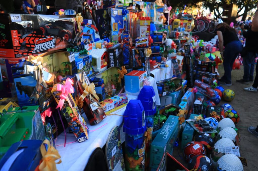Entrega de juguetes en villa navideña de Mazatlán