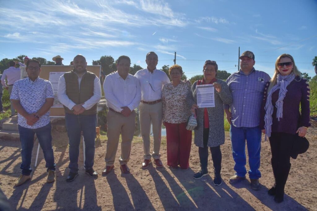 El alcalde Antonio Menéndez de Llano Bermúdez, alcalde de Ahome en un recorrido por la sindicatura de El Guayabo donde hizo una serie de entrega de obras públicas