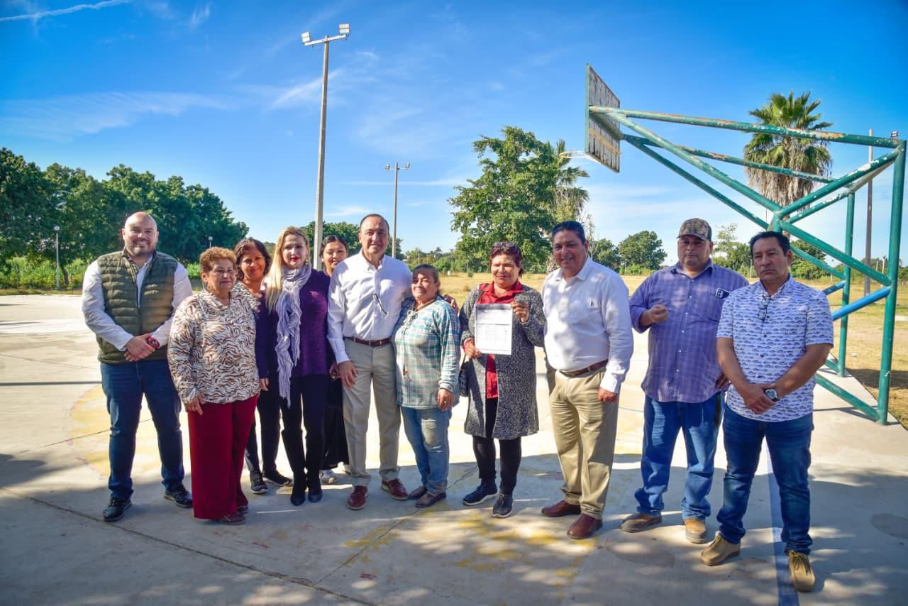 El alcalde Antonio Menéndez de Llano Bermúdez, alcalde de Ahome en un recorrido por la sindicatura de El Guayabo donde hizo una serie de entrega de obras públicas