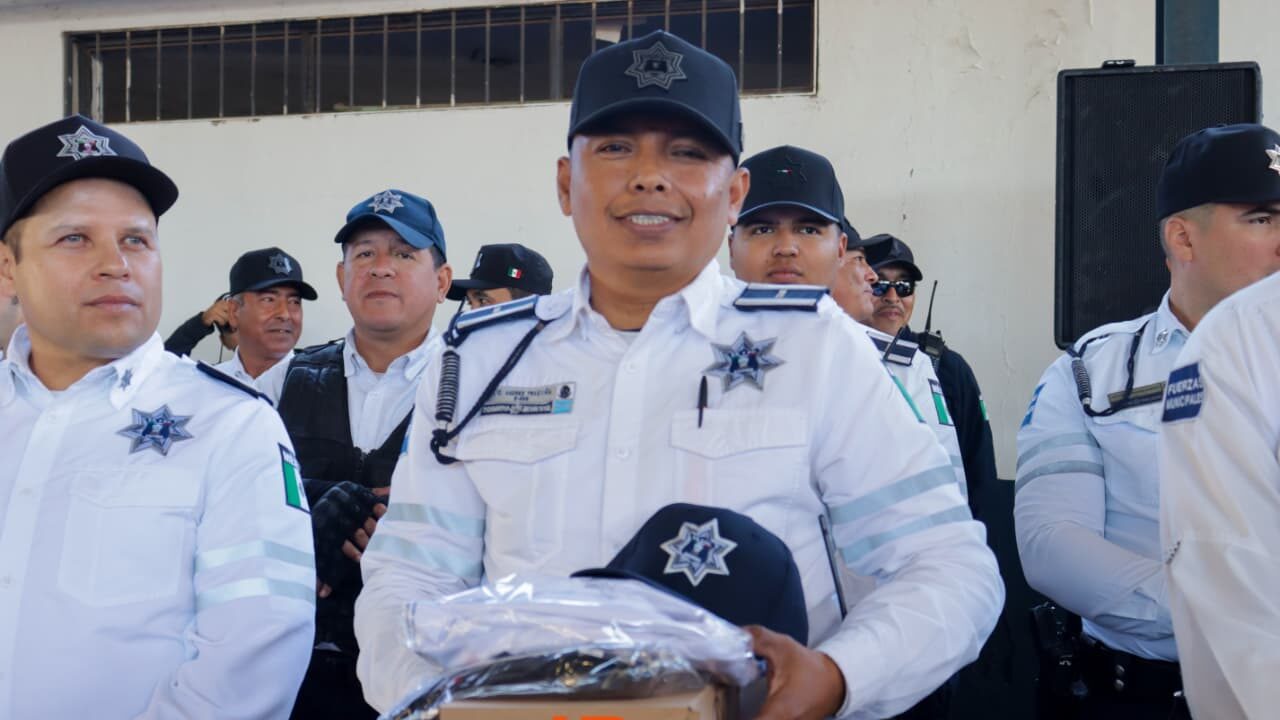 Entregan uniformes y patrullas a agentes de Ahome