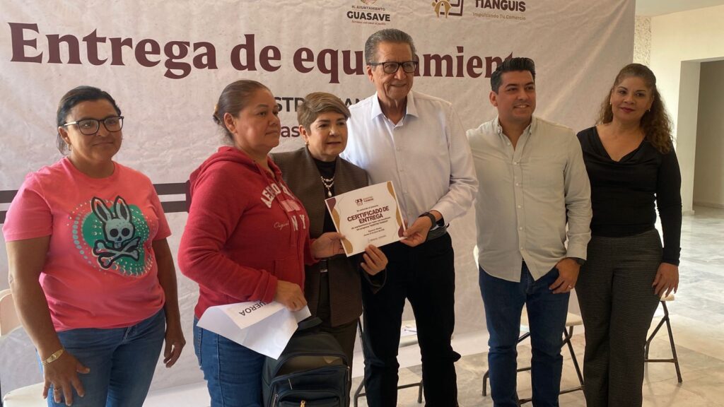 Feliciano Castro junto a alcaldesa de Guasave en entrega de equipo