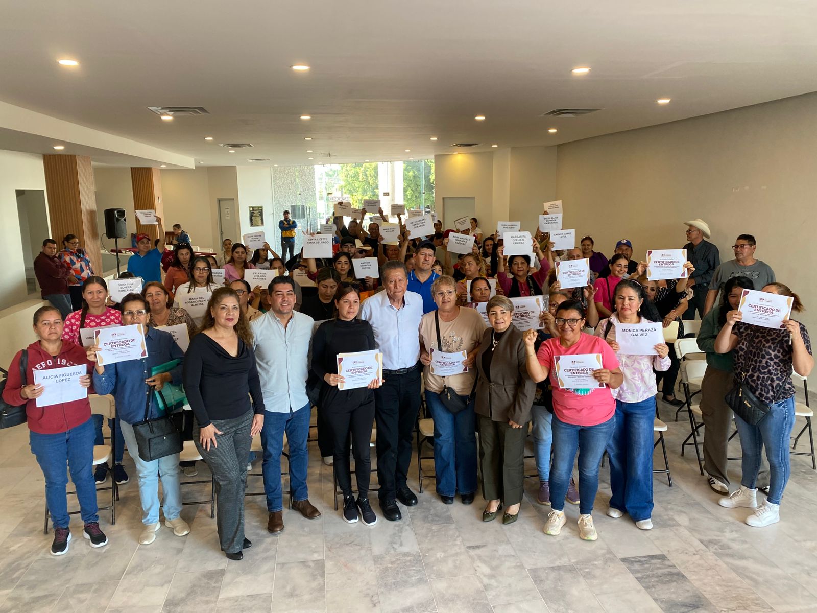 Personas beneficiadas en entrega de equipos