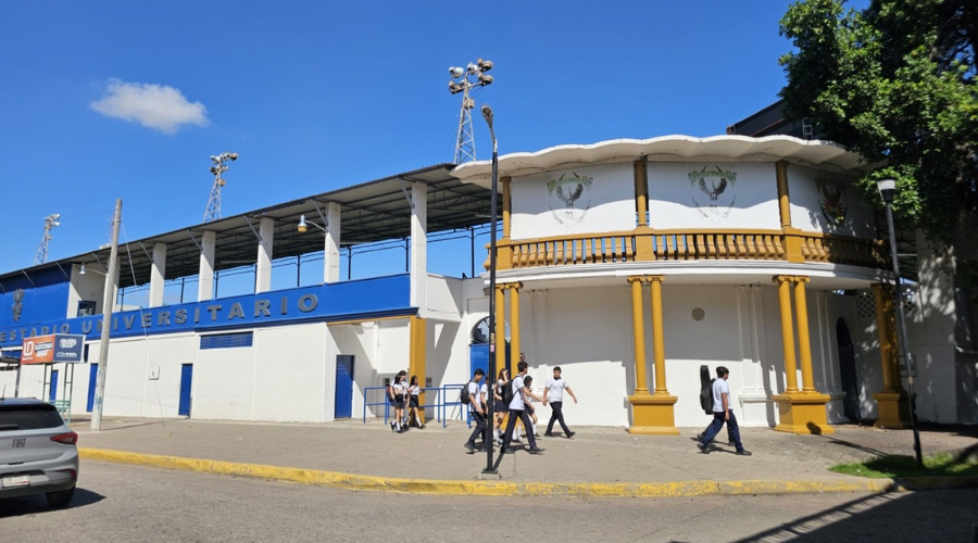 Estadio Universitario UAS y alumnos caminando