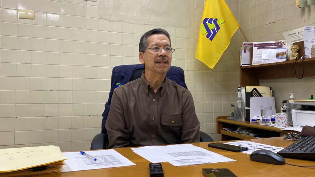 Persona en una oficina hablando en un escritorio