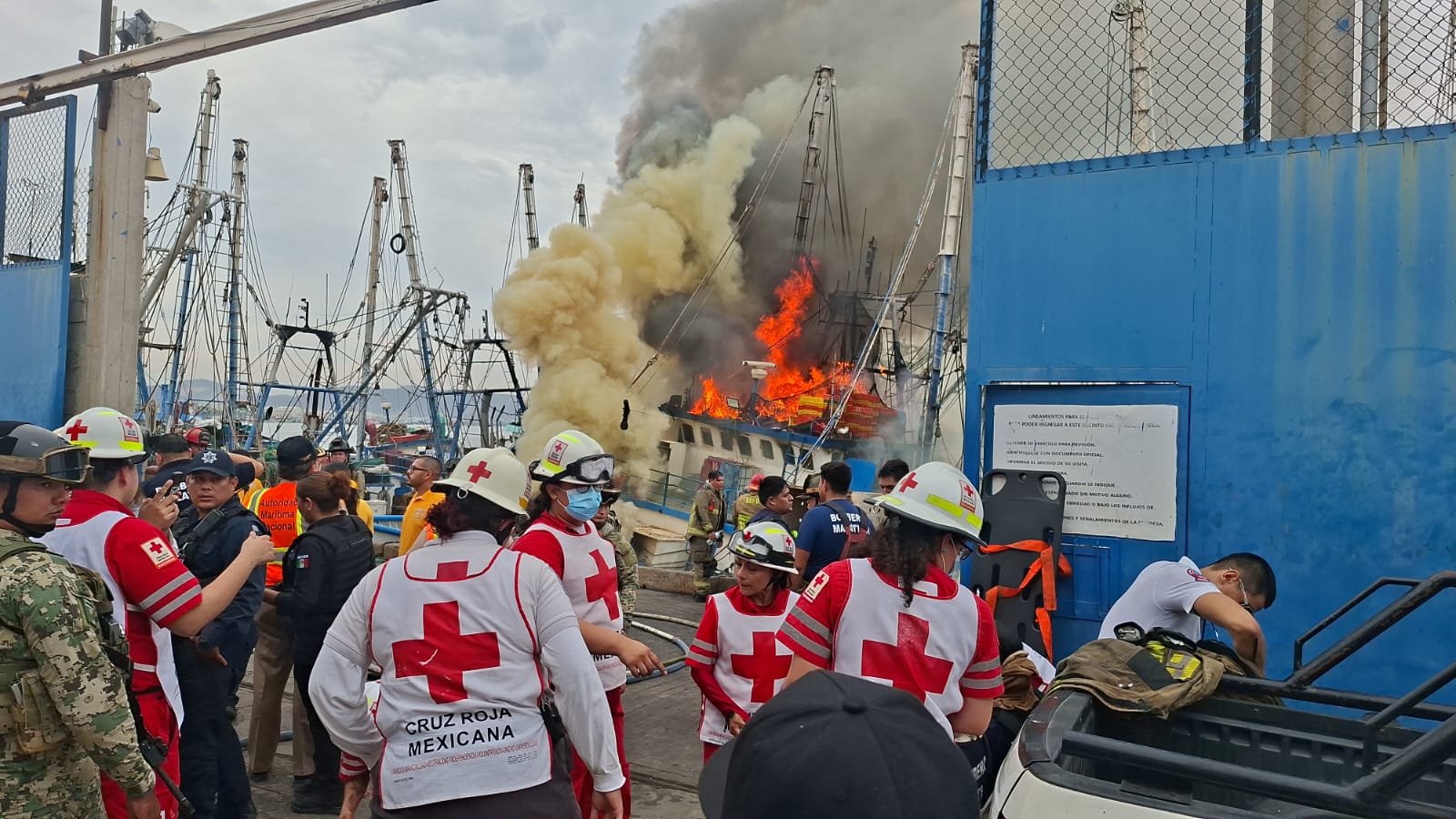 Humo de una embarcación en Mazatlán