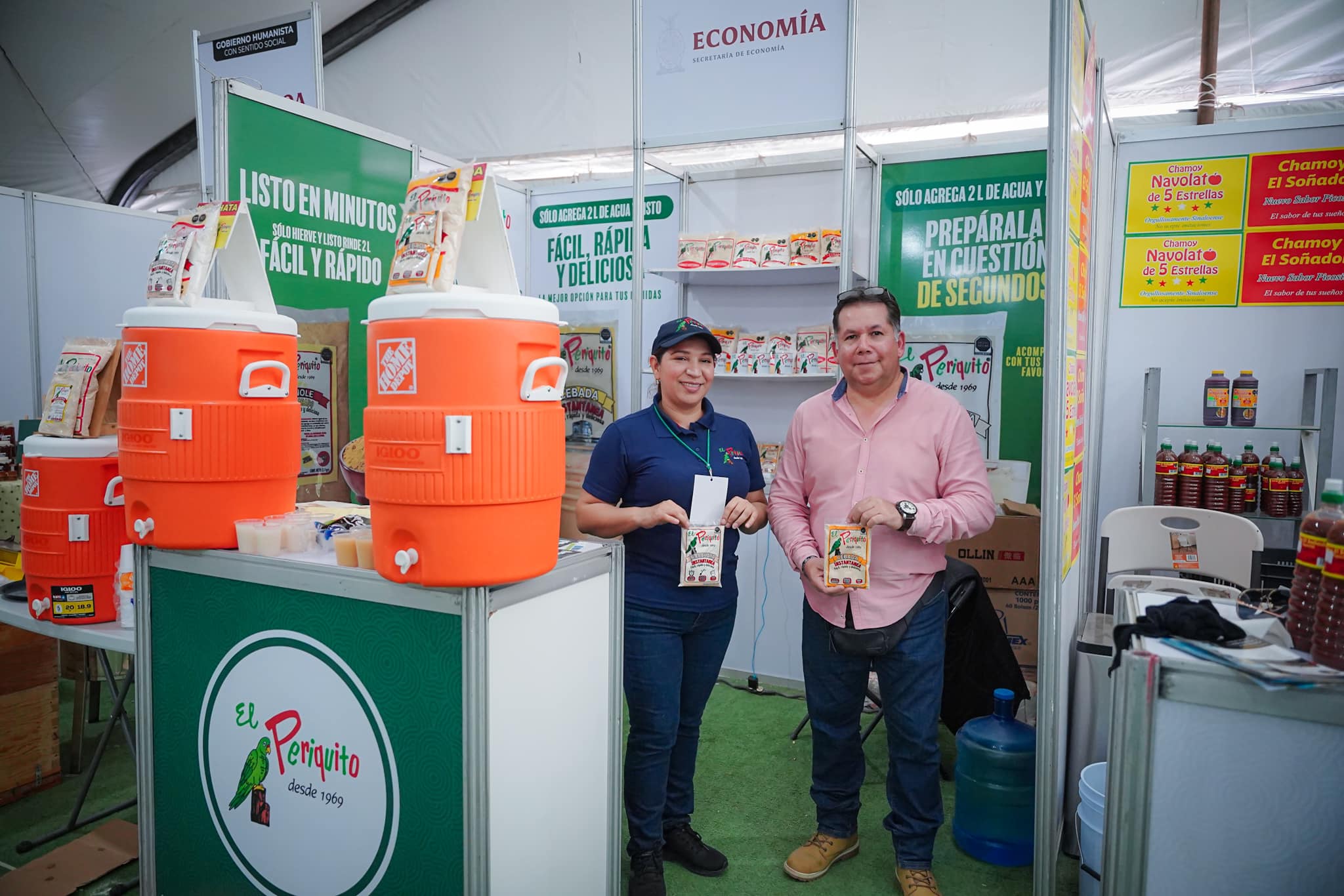 Stand de emprendedores posando para la foto