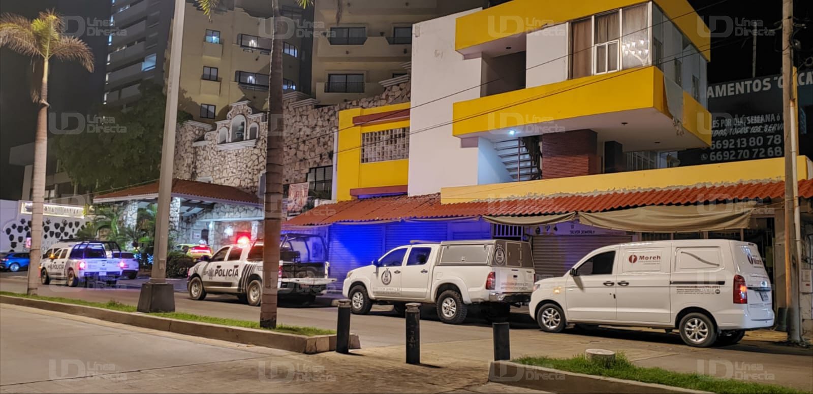 Elementos de seguridad, FGE y servicios funerarios a las afueras de un hotel