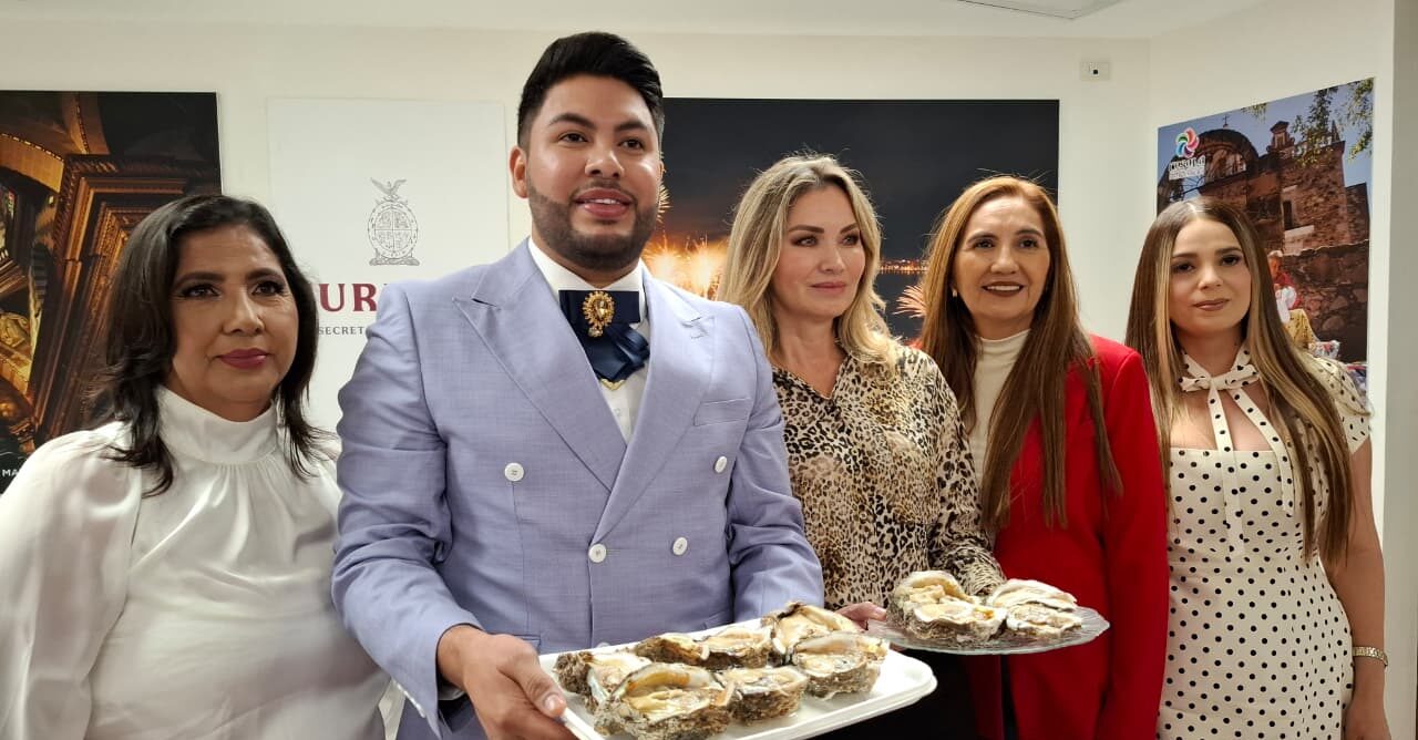 Presidente de Elota con Ostiones en presentación de Feria del Ostión
