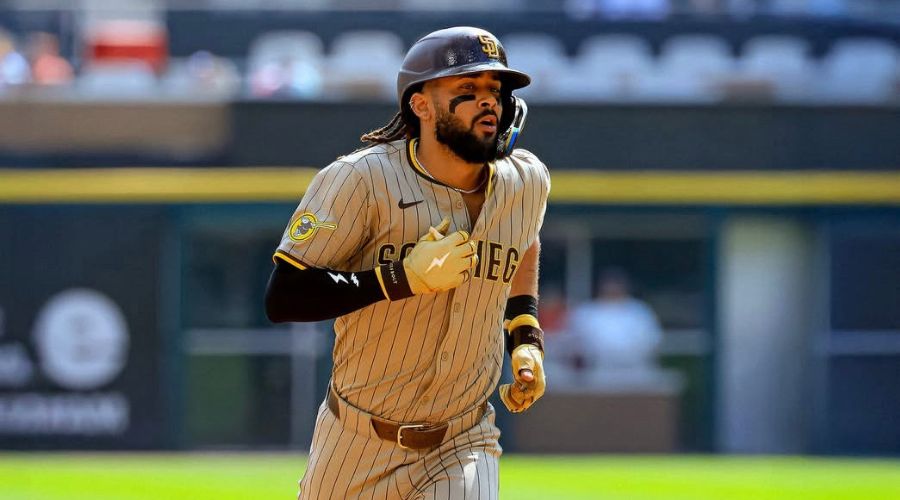 Fernando Tatis Jr. corriendo en el campo