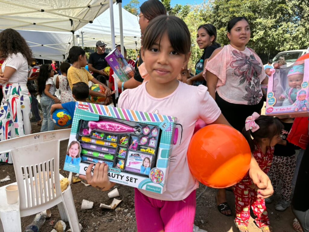 Niña con juguete en festejo