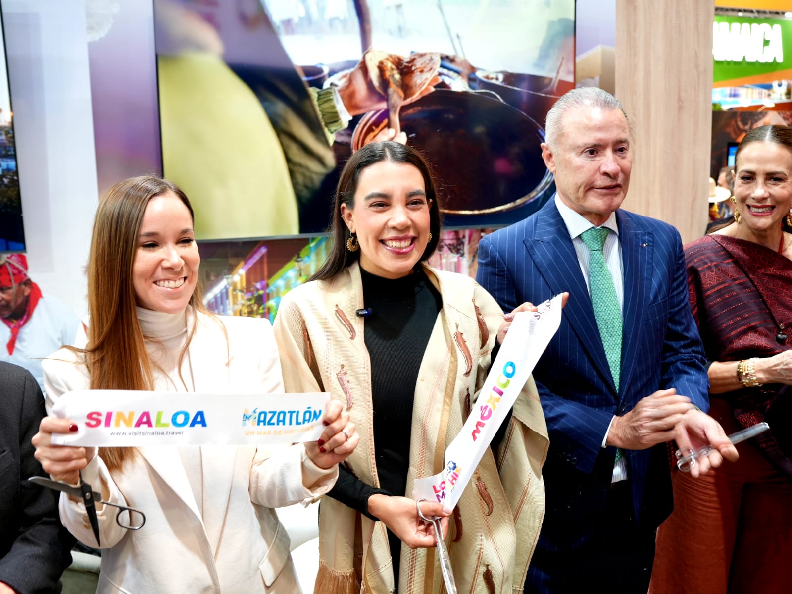 Autoridades de turismo sinaloa posando para la foto