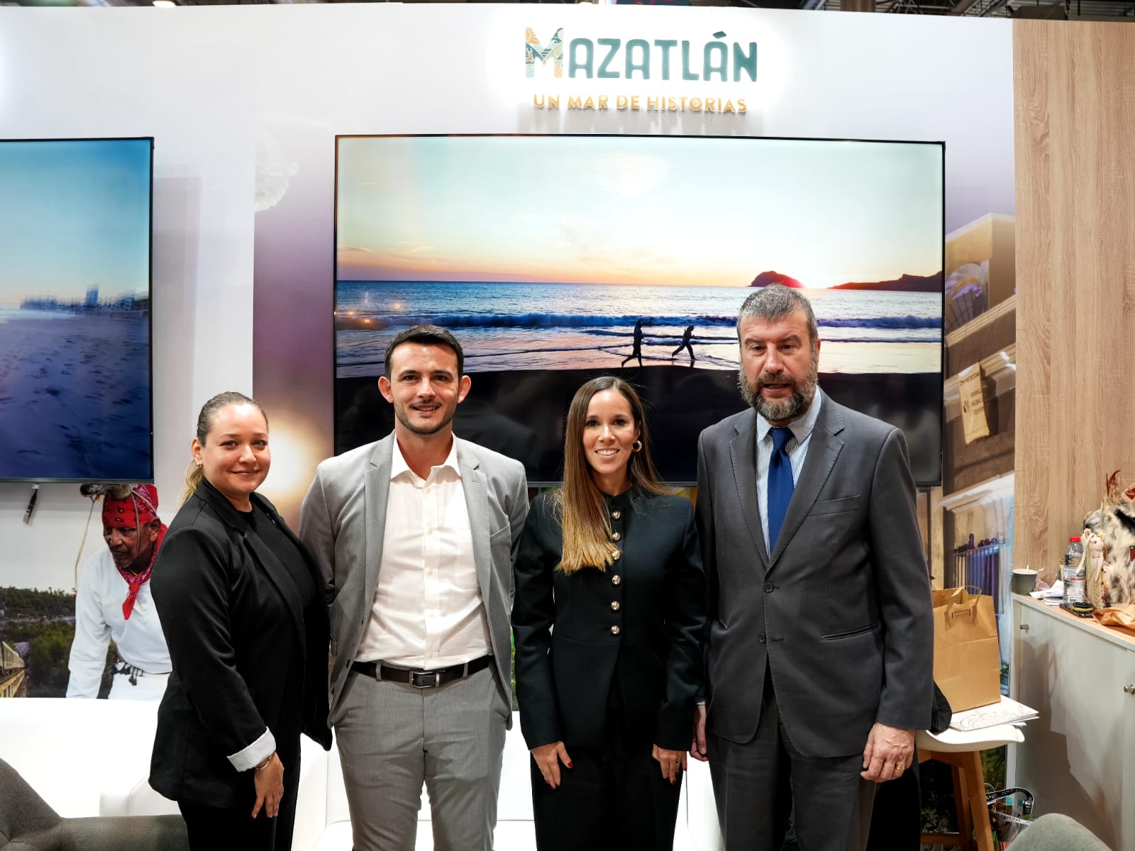 Mireya Sosa Osuna en la Fitur con otras personas