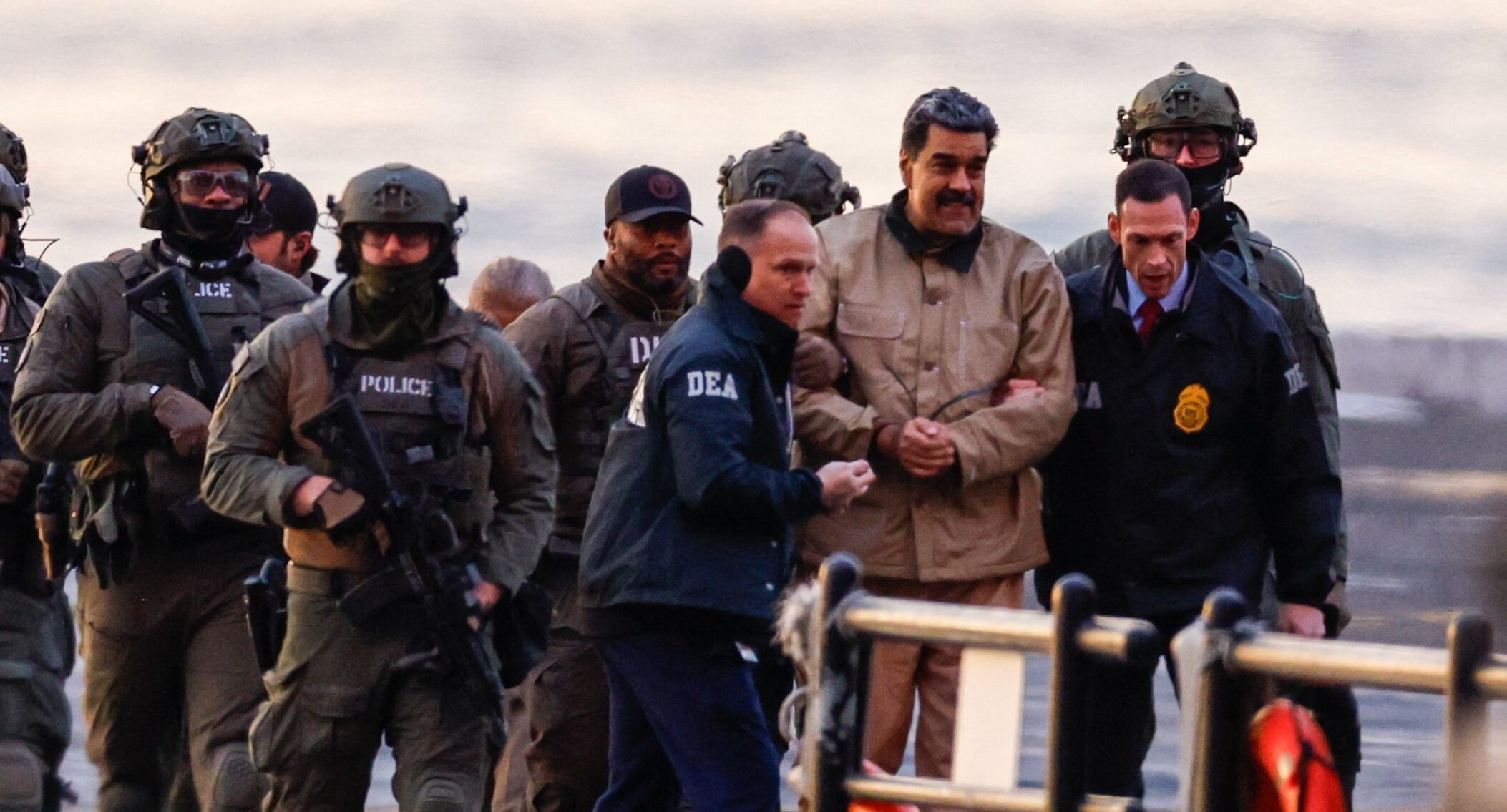 Nicolás Maduro mientras es trasladado al Tribunal de Nueva York