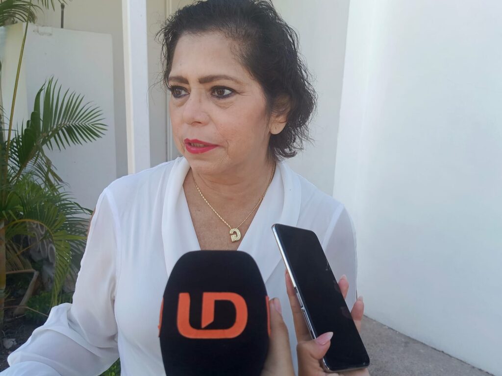 Mujer viendo hacia un lado con un micrófono y un celular